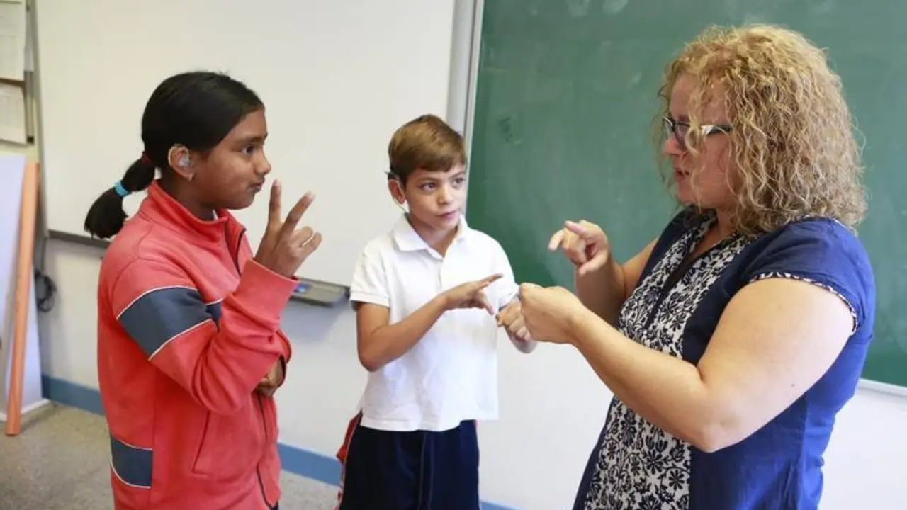 <p> Alumnos con discapacidad auditiva en el aula<br><br>Fuente: El Pa&iacute;s </p>
