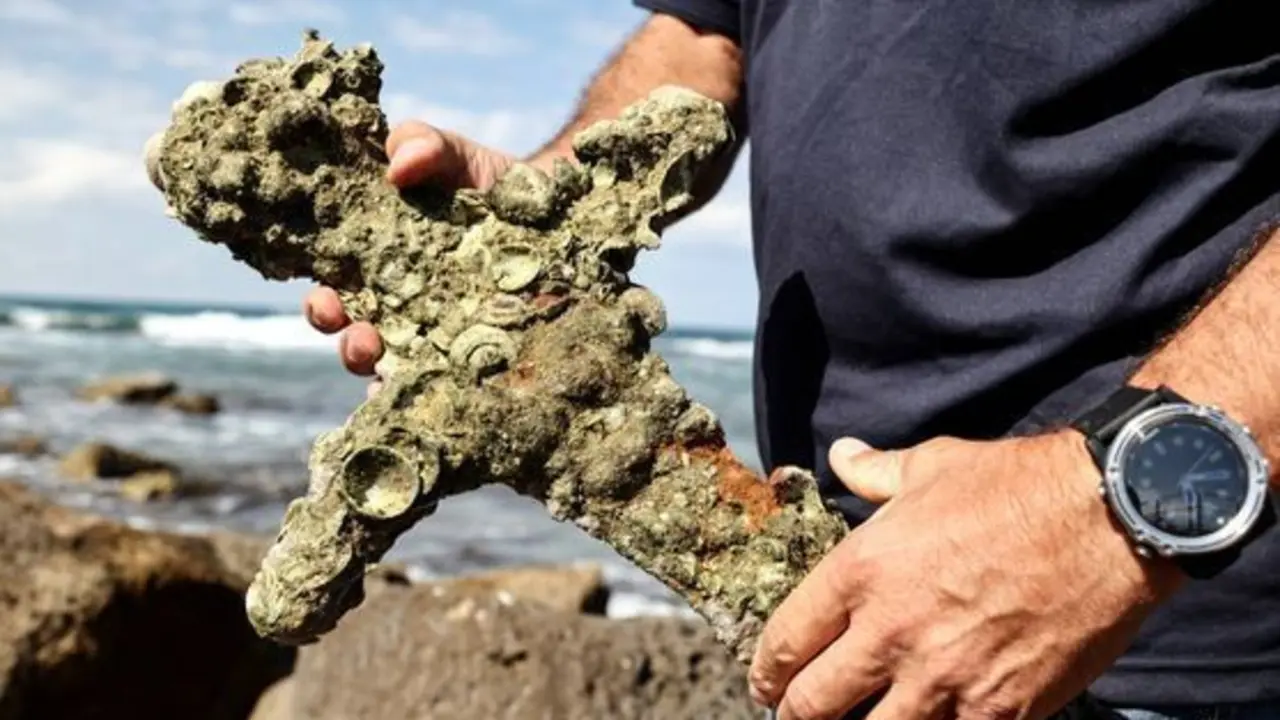 <p> La espada con 900 a&ntilde;os de antig&uuml;edad descubierta por un buzo en aguas israel&iacute;s. </p>