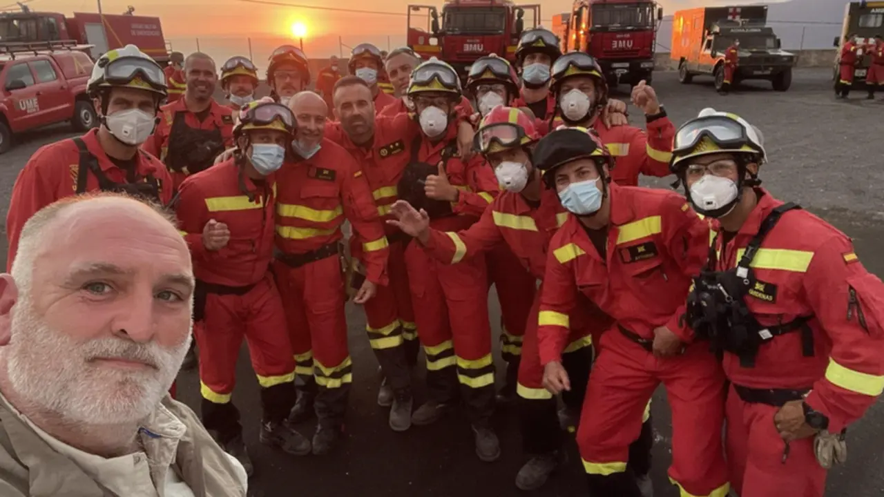<p> El chef espa&ntilde;ol Jos&eacute; Andr&eacute;s, con miembros de los equipos de emergencia en La Palma - @CHEFJOSEANDRES </p>