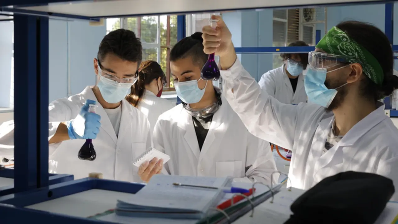 <p> Varios estudiantes del Centro P&uacute;blico Integrado de Formaci&oacute;n Profesional (CPIFP) 'Corona de Arag&oacute;n', en Zaragoza - Fabi&aacute;n Sim&oacute;n - Europa Press </p>