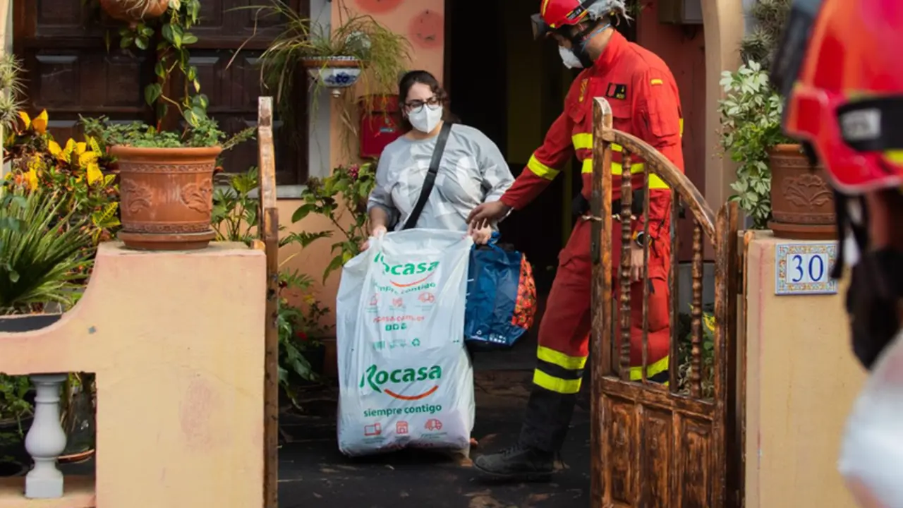 <p> Efectivos del segundo Batall&oacute;n de la Unidad Militar de Emergencias (UME), durante una recogida de enseres en la zona de viviendas San Borond&oacute;n, en La Palma, Canarias (Espa&ntilde;a). Esta recogida de enseres se debe a la cercan&iacute;a de la colada de lava del volc&aacute;n - Unidad Militar de Emergencias </p>