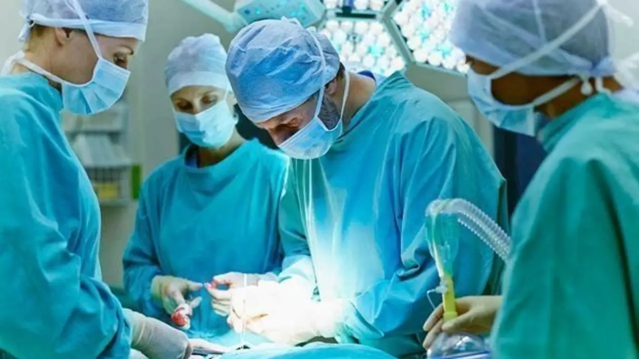 <p> Los cirujanos tiraron el dedo del paciente pensando que sufr&iacute;a necrofilia. </p>