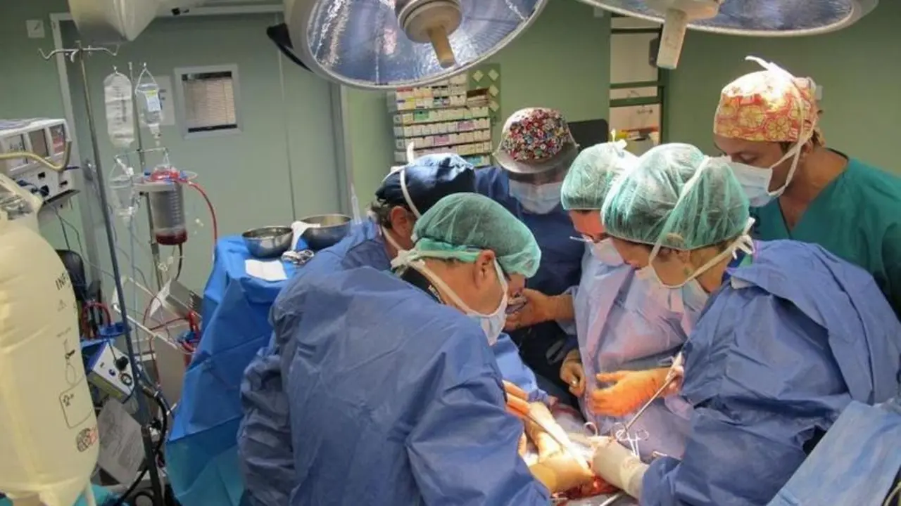 <p> M&eacute;dicos realizando un transplante. </p>