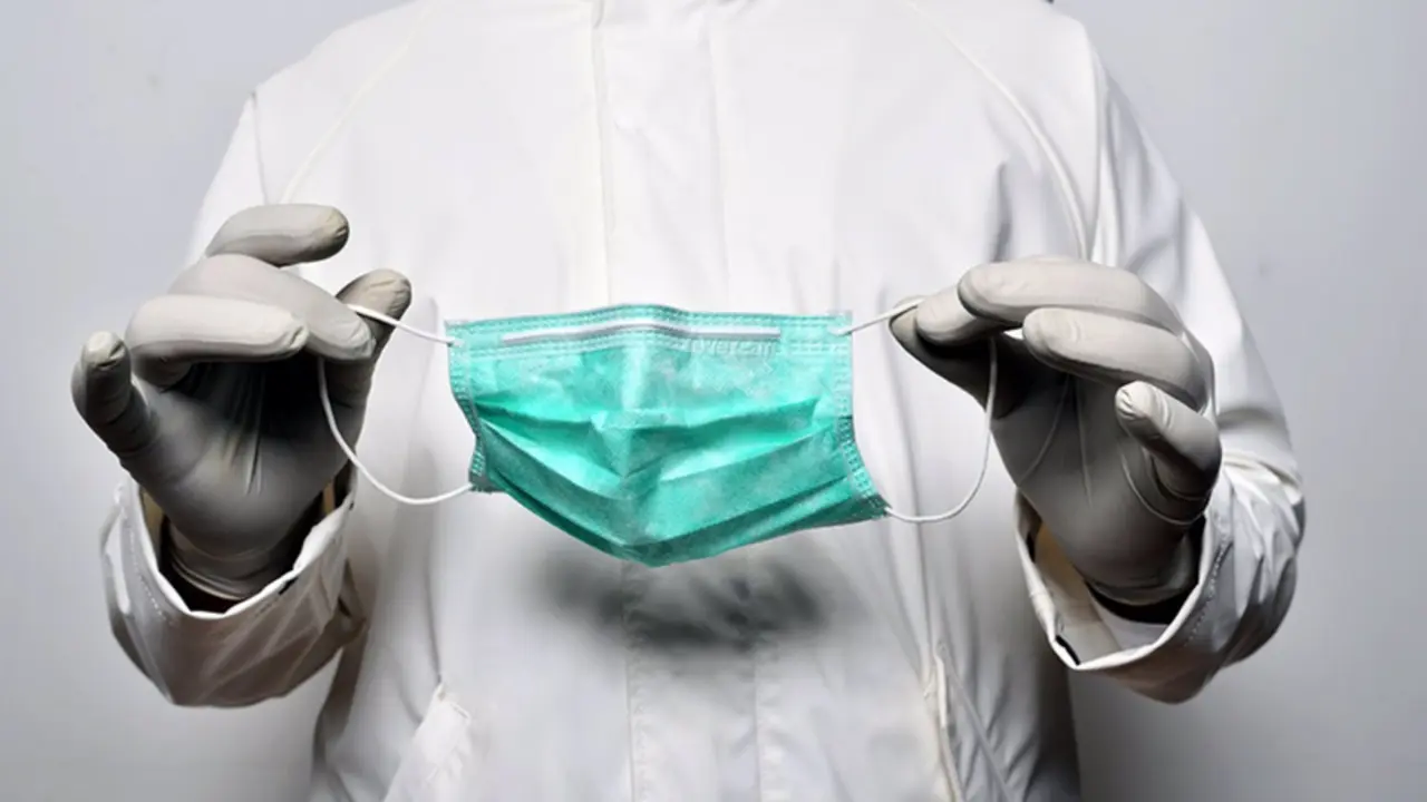 <p> Un m&eacute;dico sostiene una mascarilla en sus manos - JUNTA DE ANDALUC&Iacute;A - Archivo </p>