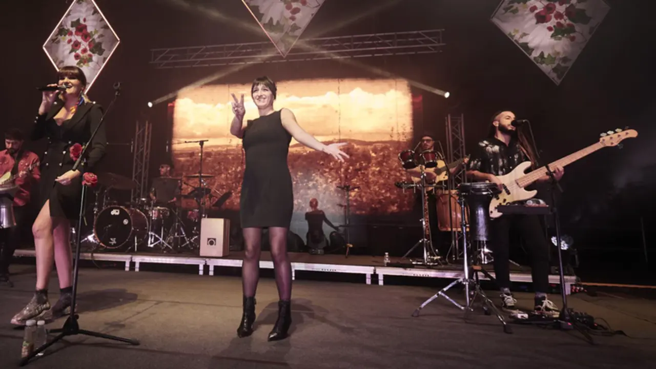 <p> Rozal&eacute;n y su banda, durante un concierto para presentar su &uacute;ltimo &aacute;lbum, &lsquo;El &aacute;rbol y el bosque&rsquo;, en el Navarra Arena de Pamplona, a 16 de octubre de 2021, en Pamplona, Navarra (Espa&ntilde;a) - EUROPA PRESS </p>