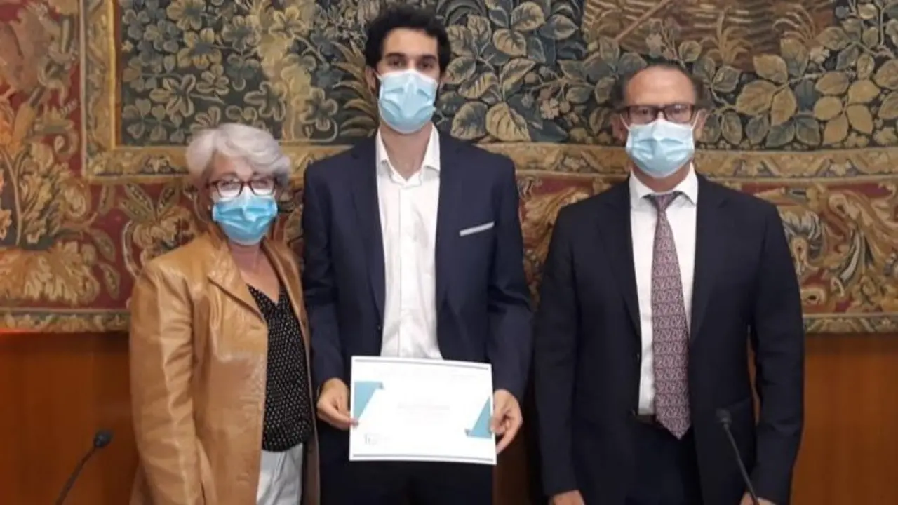 <p> Aranaz y De Vicente con su premio </p>