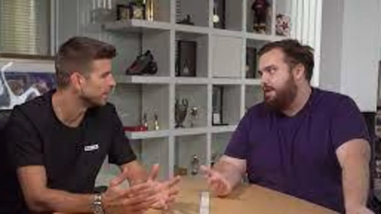 <p> Ibai Llanos y Pique en el anuncio de su compra de la plaza en la Superliga </p>