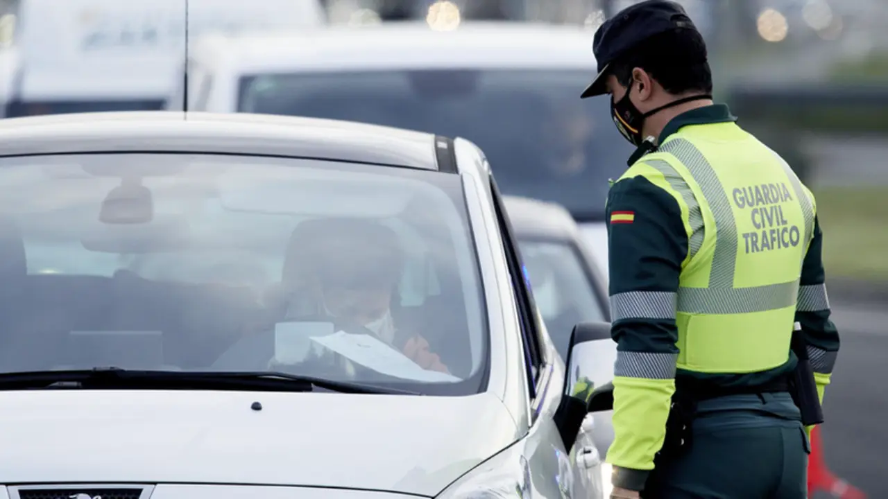 <p> Archivo - Un agente de la Guardia Civil le pide la documentaci&oacute;n al conductor de un veh&iacute;culo durante un control efectuado en Laredo, Cantabria - Juan Manuel Serrano Arce - Europa Press - Archivo </p>