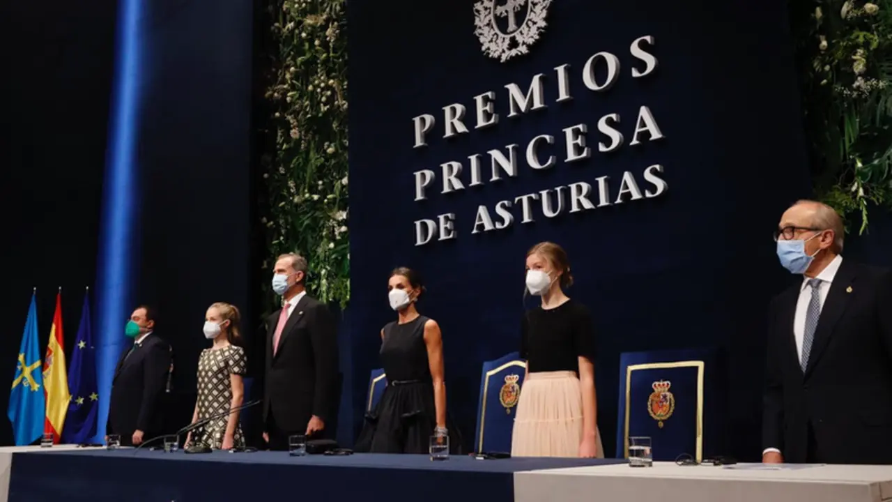 <p> Los Reyes, la Princesa Leonor y la Infanta Sof&iacute;a durante la entrega de los premios Princesa de Asturias - CASA S. M. EL REY </p>