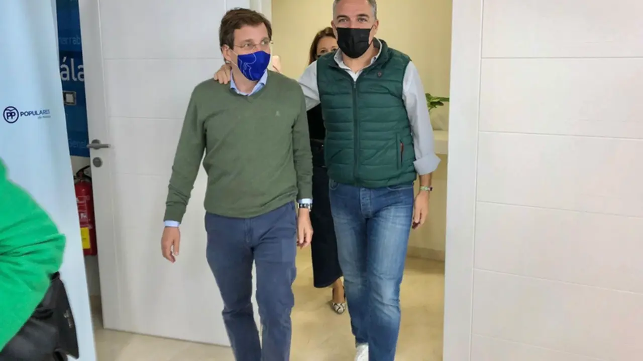 <p> El alcalde de Madrid y portavoz del PP, Jos&eacute; Luis Mart&iacute;nez Almeida, juanto al presidente del PP de M&aacute;laga, El&iacute;as Bendodo - PP M&Aacute;LAGA </p>