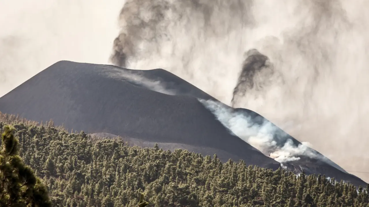 <p> Vista del volc&aacute;n de Cumbre Vieja con las tres nubes de ceniza, desde Los Llanos de Aridane, a 20 de octubre de 2021 - Europa Press </p>