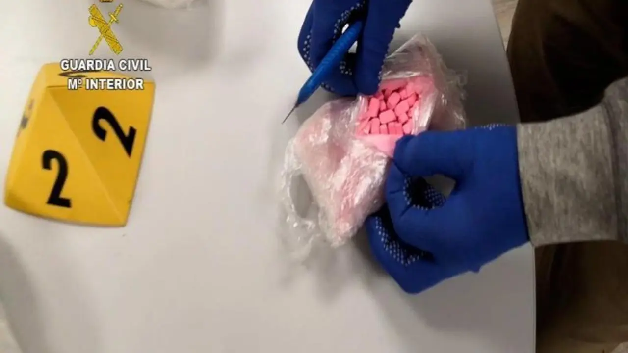 <p> La Guardia Civil desarticula una organizaci&oacute;n que enviaba drogas de dise&ntilde;o en dobles fondos de juguetes </p>