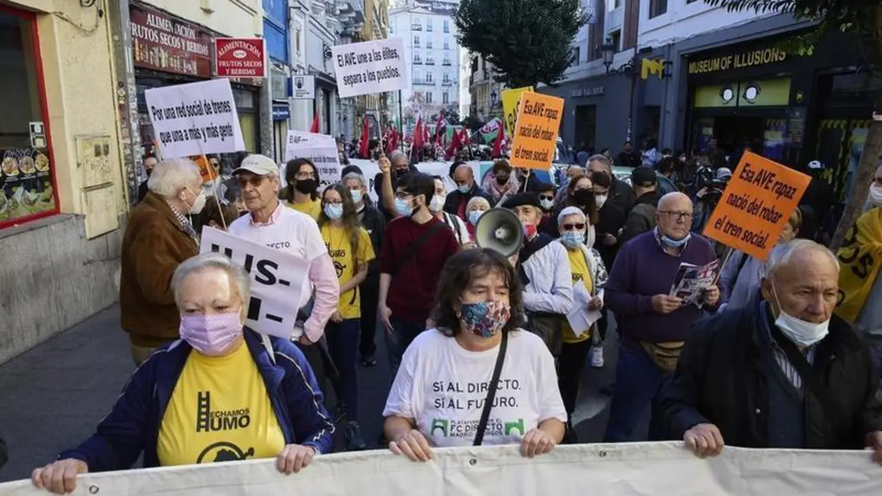 <p> Manifestantes defendiendo el tren como medio de transporte ecol&oacute;gico </p>