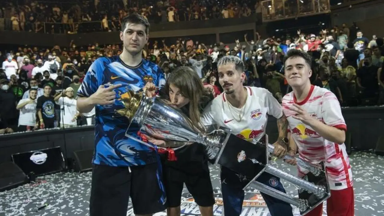<p> Chuty, Sara Socas, Skone y Gazir con el trofeo de God Level </p>