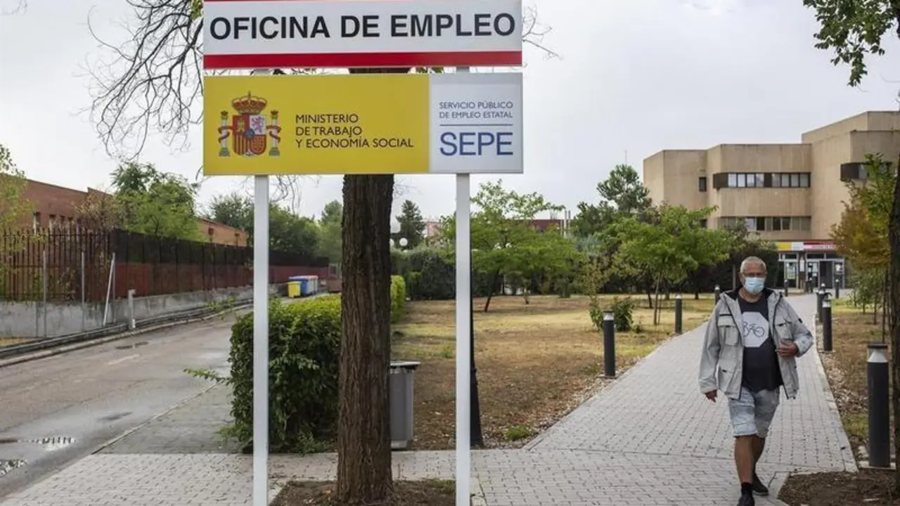 <p> Un hombre en las inmediaciones de una oficina del SEPE - Alejandro Mart&iacute;nez V&eacute;lez - Europa Press - Archivo </p>