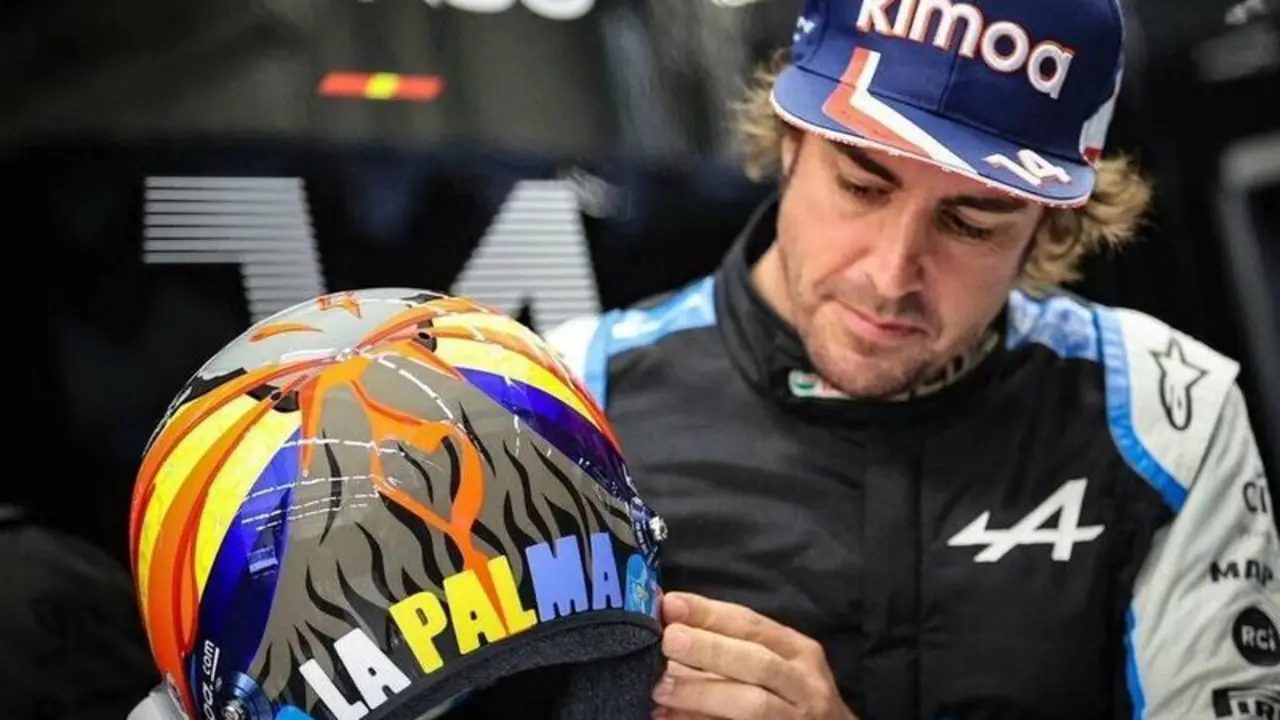 <p> Fernando Alonso con su casco solidario en honor a La Palma en Austin </p>