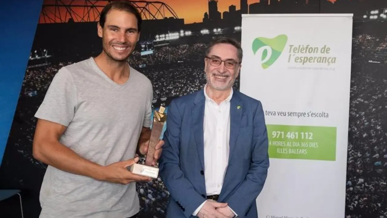 <p> El tenista espa&ntilde;ol Rafa Nadal y el presidente del Tel&eacute;fono de la Esperanza, Miguel &Aacute;ngel Terrero. - TEL&Eacute;FONO DE LA ESPERANZA </p>