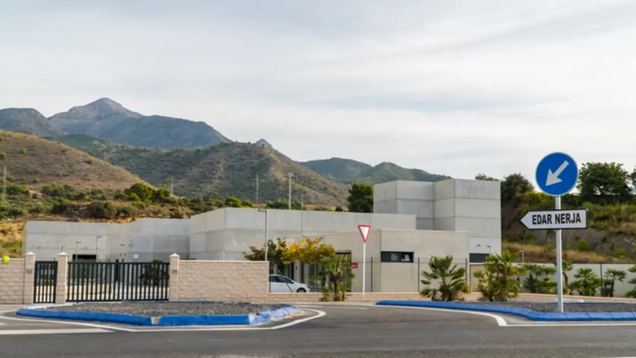 <p> Depuradora de aguas de Nerja. Fuente Twitter </p>