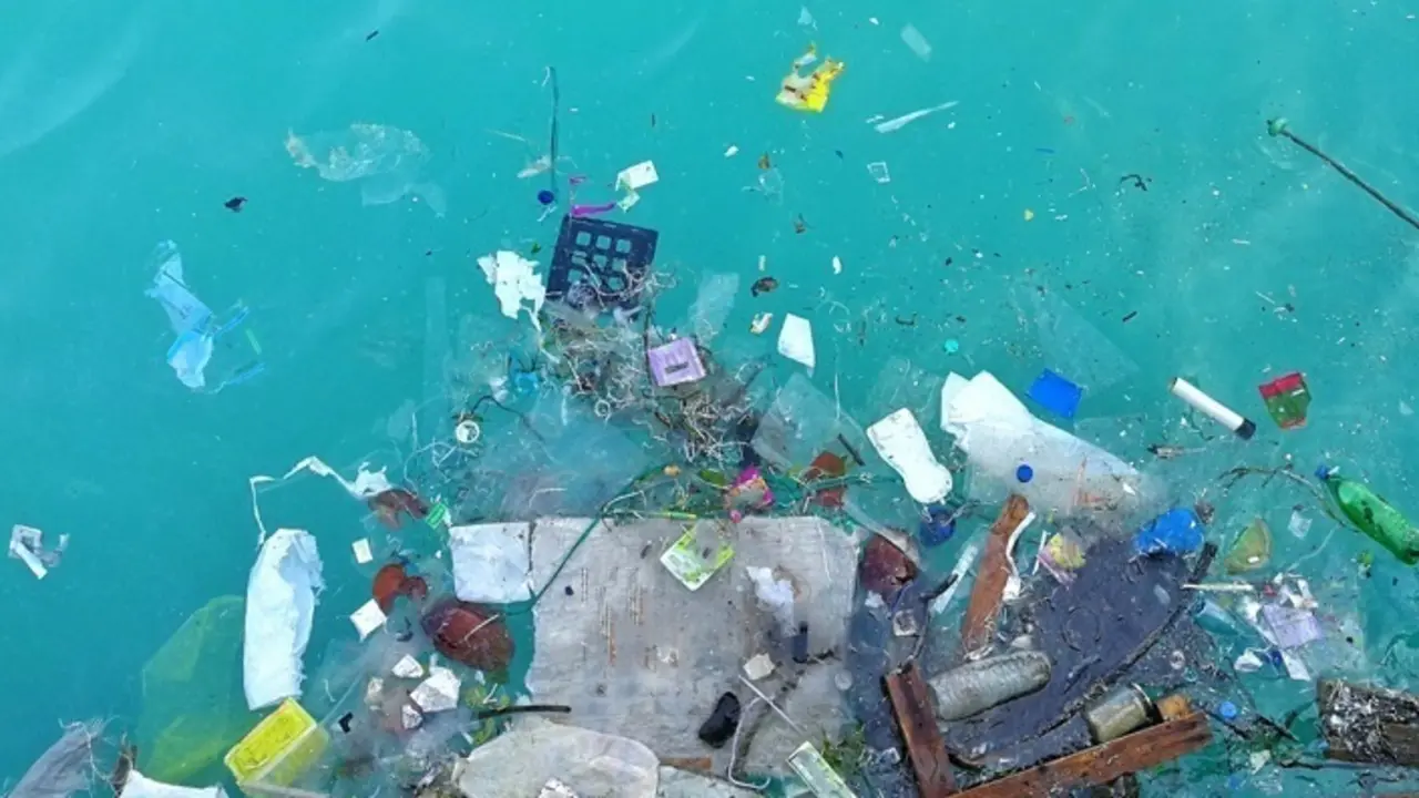 <p> Los vertidos de pl&aacute;stico a mares y oc&eacute;anos es un problema con mucha antig&uuml;edad que sigue sin poder resolverse. </p>