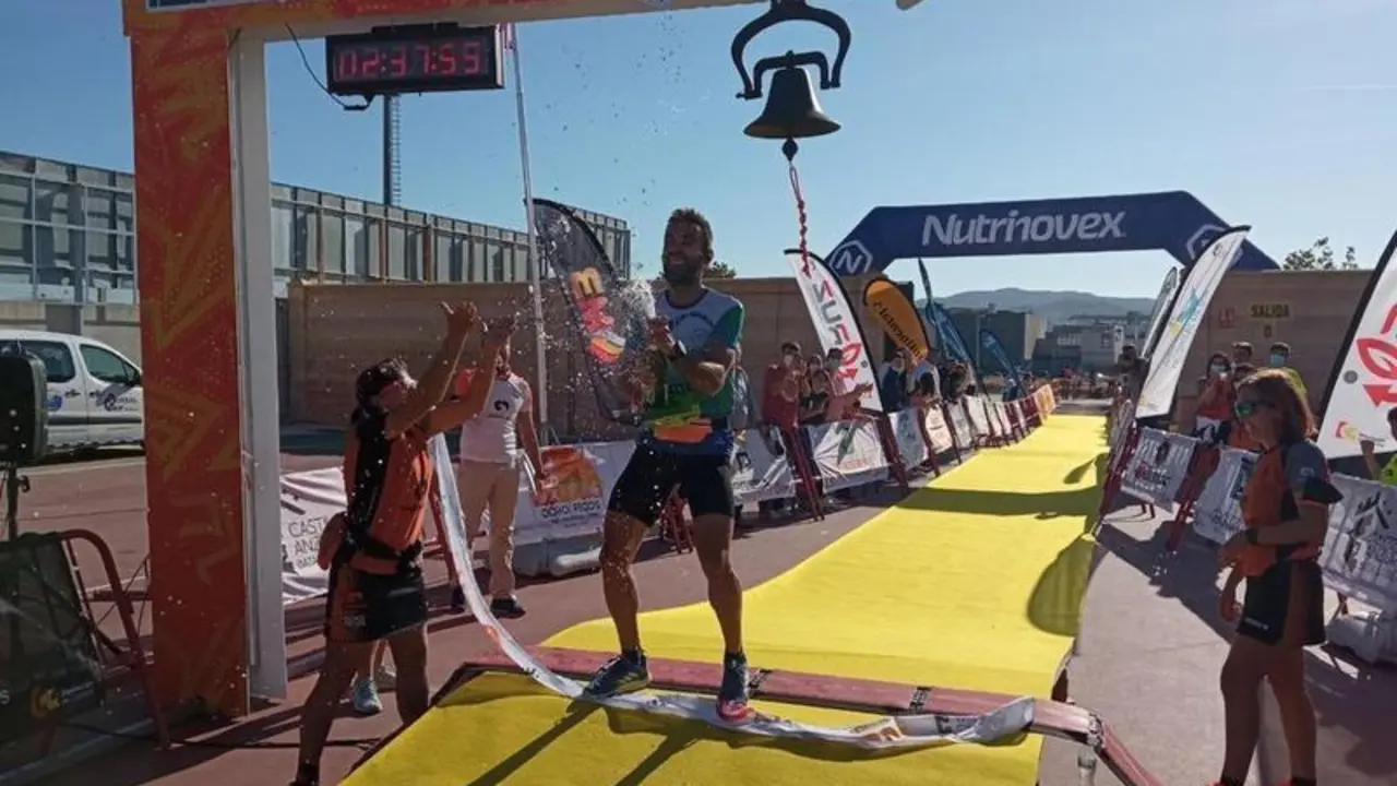 <p> Fidel Golz&aacute;lez delebrando la victoria </p>