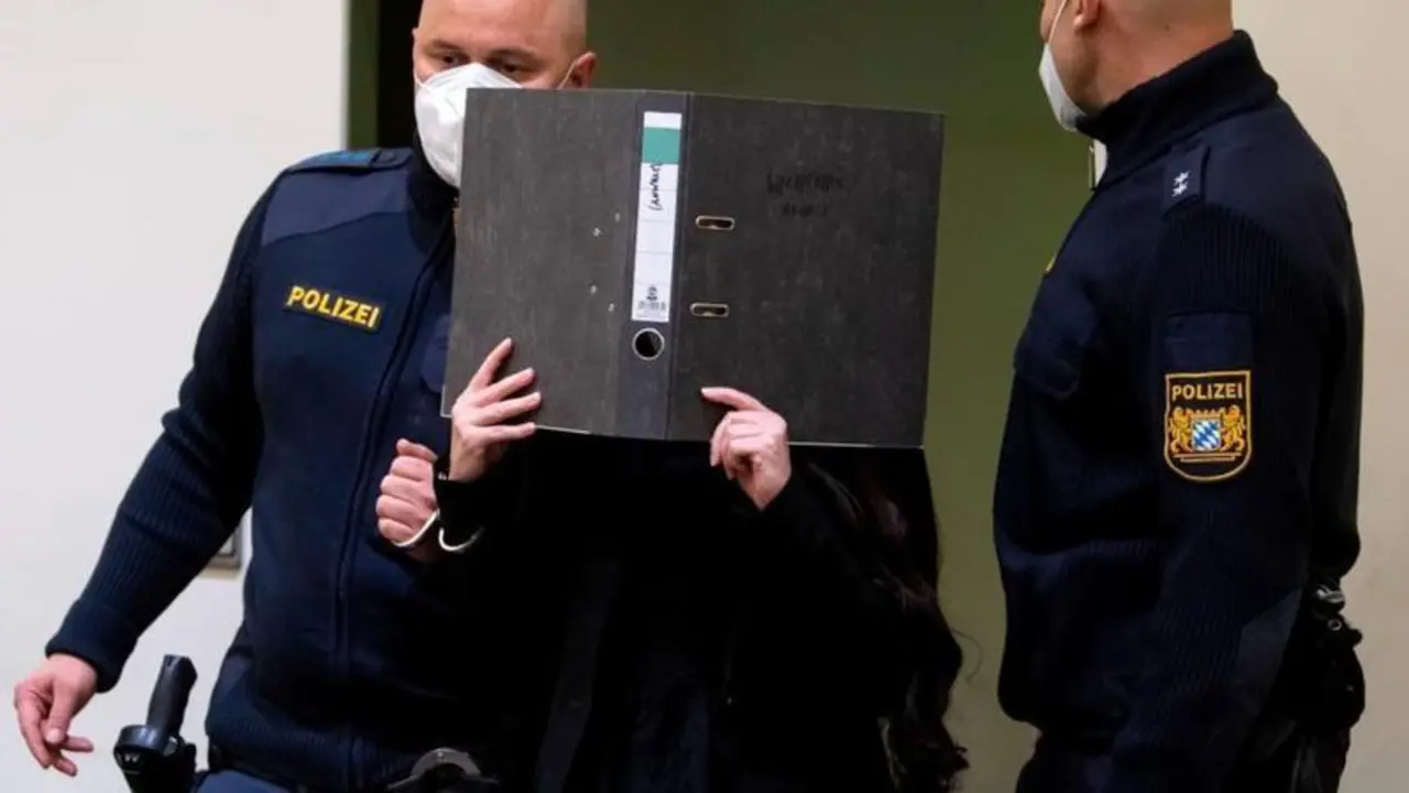 <p> La detenida se tap&oacute; la cara a lo largo del juicio para que nadie pudiera sacar fotos de su cara. </p>