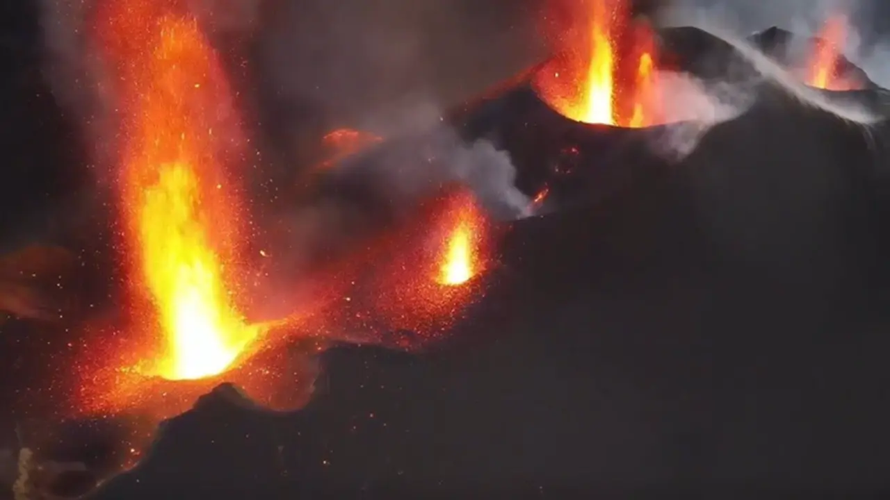 <p> Archivo - Centros emisores del volc&aacute;n de La Palma - GOBIERNO DE CANARIAS - Archivo </p>