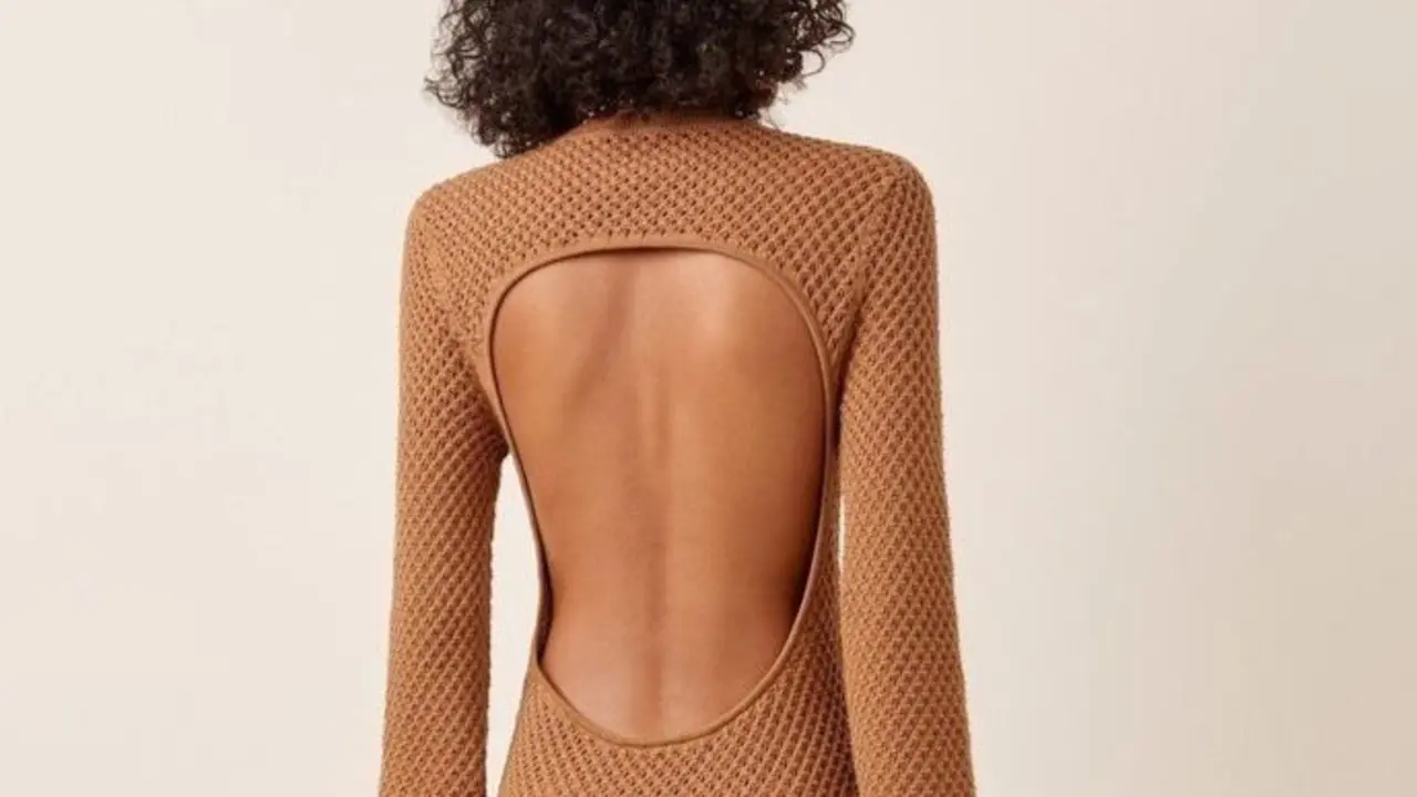 <p> Vestido de punto con la espalda abierta </p>