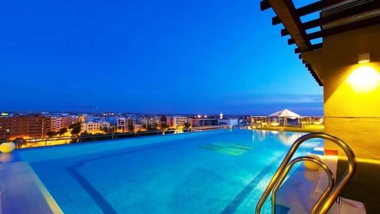 <p> La piscina del hotel fue testigo de un tr&aacute;gico accidente. </p>