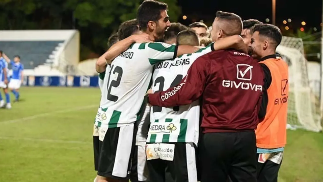 <p> El C&oacute;rdoba C.F celebrando el gol de la victoria frente al Xerez </p>