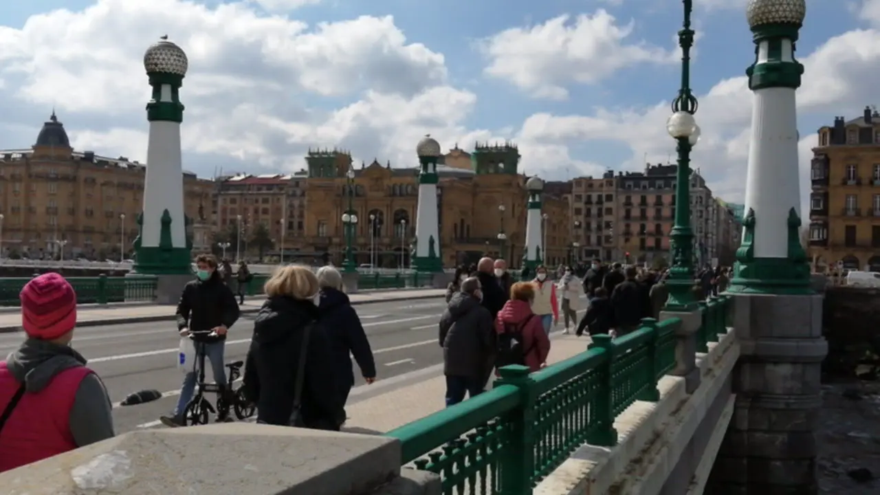 <p> Archivo - Gente paseando por San Sebasti&aacute;n - EUROPA PRESS - Archivo </p>