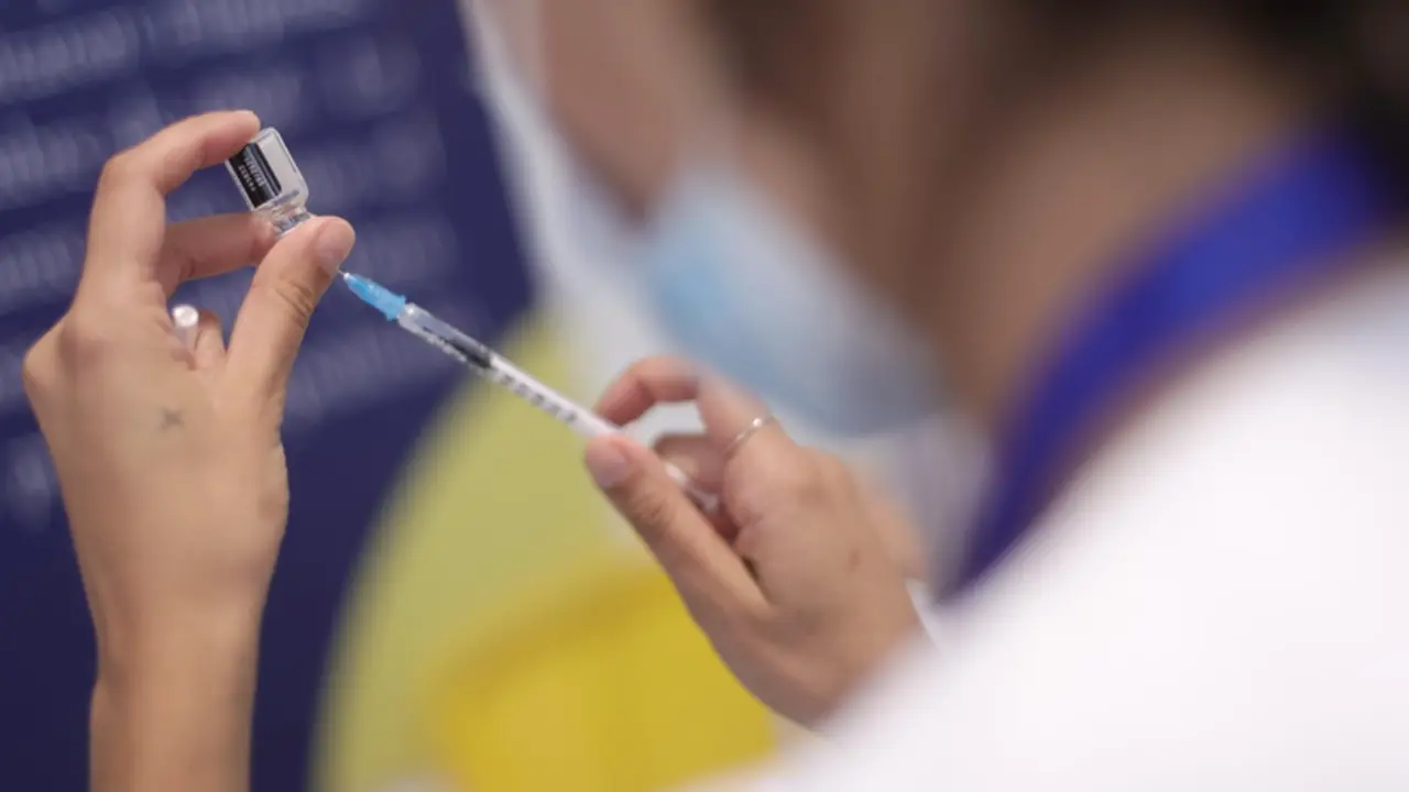 <p> Archivo - Una sanitaria recarga una dosis de la vacuna contra la COVID-19 - Eduardo Parra - Europa Press - Archivo </p>