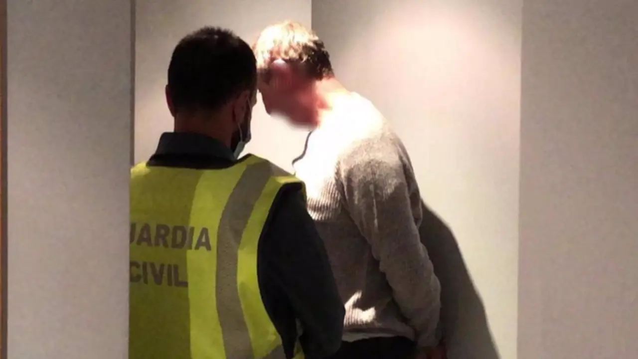 <p> Momento de la detenci&oacute;n del presunto autor de la muerte de un menor en Lardero - GUARDIA CIVIL </p>