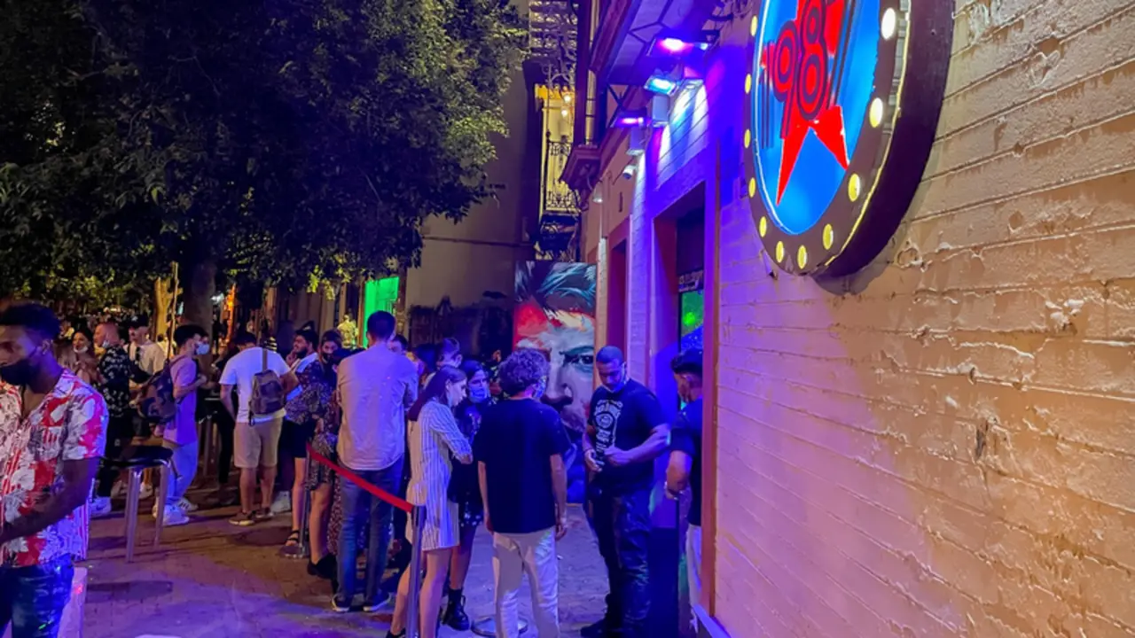 <p> Archivo - Colas en una discoteca en la Alameda de Hercules (archivo) - Eduardo Briones - Europa Press - Archivo </p>