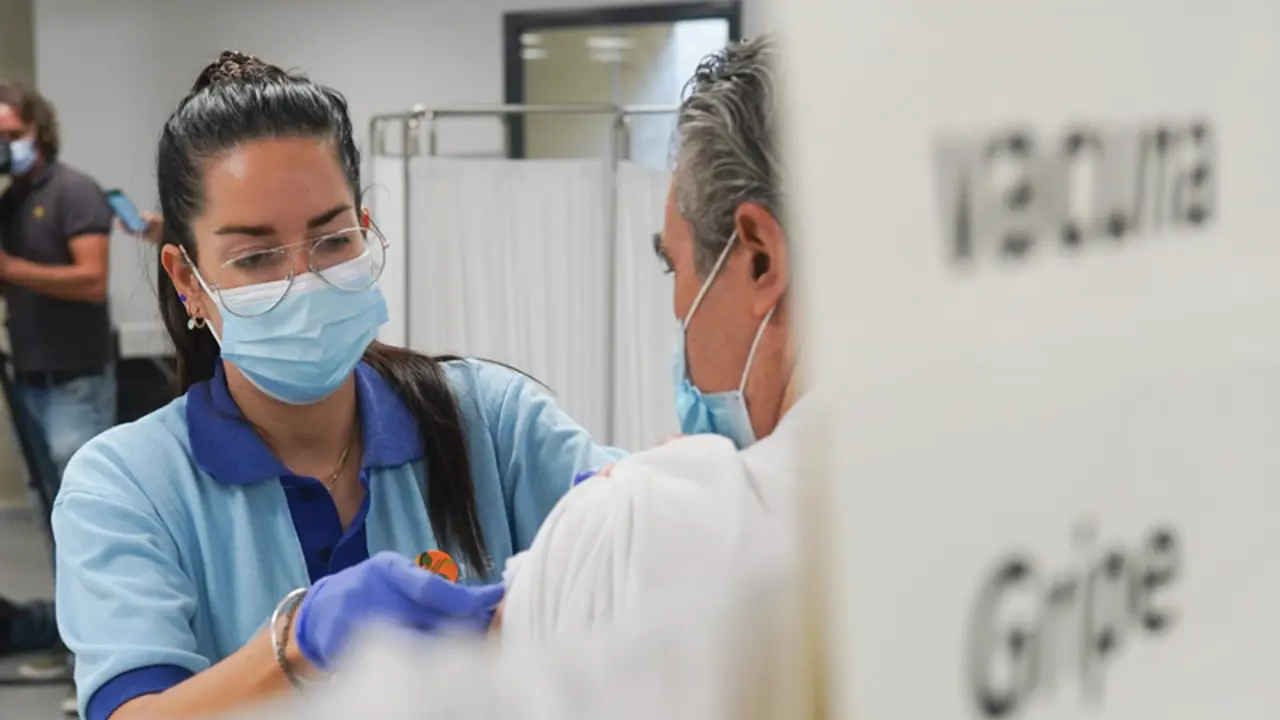 <p> Una `persona se vacuna con la tercera dosis Covid y la vacuna de la gripe a 18 de octubre del 2021 en Sevilla (Andaluc&iacute;a). - Eduardo Briones - Europa Press </p>