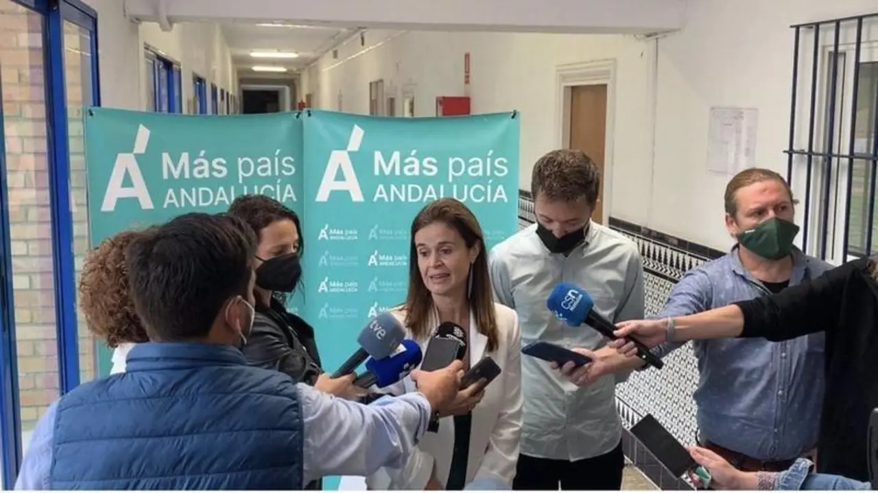 <p> La coordinadora de M&aacute;s Pa&iacute;s Andaluc&iacute;a, Esperanza G&oacute;mez, este s&aacute;bado en declaraciones a los medios junto a I&ntilde;igo Errej&oacute;n. - M&Aacute;S PA&Iacute;S ANDALUC&Iacute;A </p>