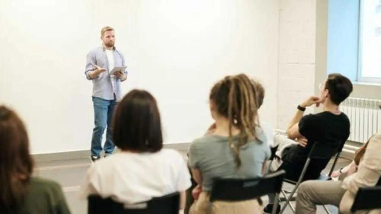 <p> Profesor y alumnos. ARCHIVO </p>