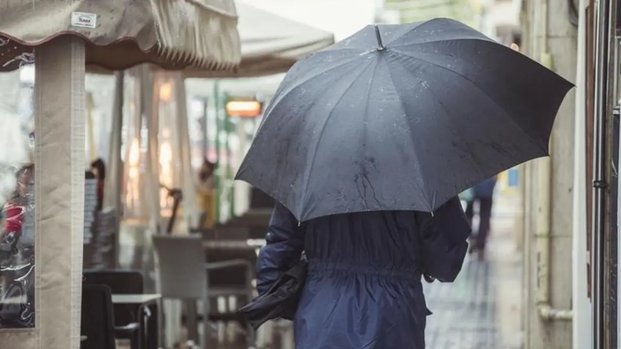 <p> Lluvia en Córdoba. - José León. </p>