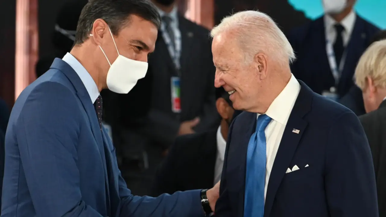 <p> El presidente del Gobierno, Pedro S&aacute;nchez (i), conversa con el presidente de Estados Unidos, Joe Biden (d), durante la cumbre del G20, en el centro de congresos de la Nuvola, a 20 de octubre de 2021, en Roma (Italia). - Pool Moncloa/Borja Puig de la Bellacasa </p>