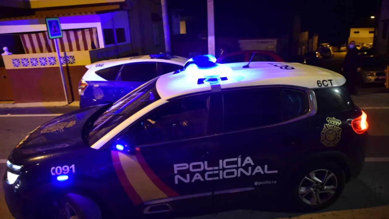 <p> Coche de la Polic&iacute;a Nacional de noche en una imagen de archivo - Antonio Sempere - Europa Press </p>