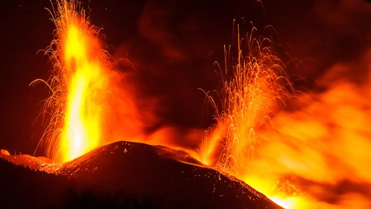 <p> Colada de lava y piroclastos que salen del volc&aacute;n de Cumbre Vieja, a 28 de octubre de 2021, en La Palma, Santa Cruz de Tenerife, Canarias, (Espa&ntilde;a). La erupci&oacute;n de lava del volc&aacute;n de Cumbre Vieja cubre ya un total de 911,6 hect&aacute;reas y ha destruido 2.183 e - Europa Press </p>