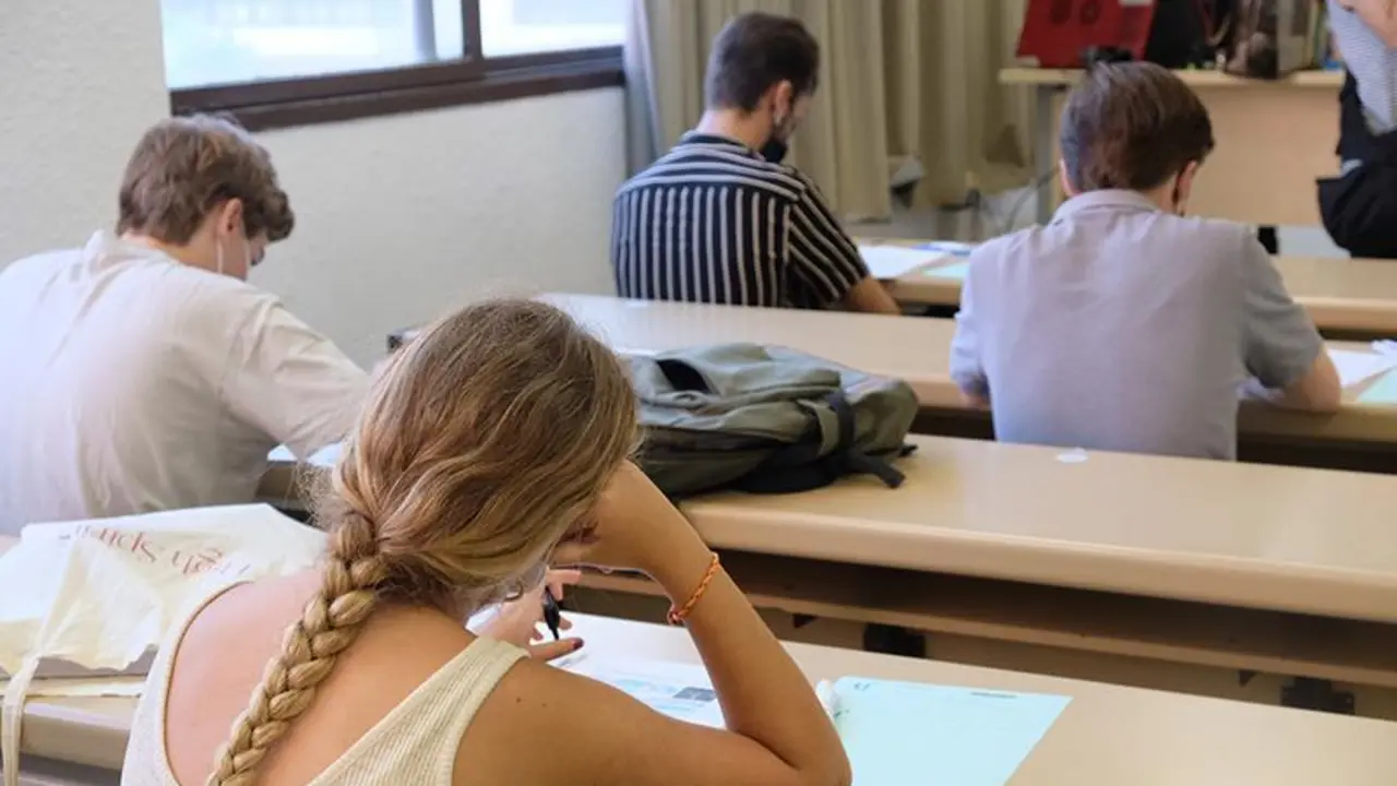 <p> Alumnos durante un examen en la Universidad de Sevilla. (Foto Universidad de Sevilla). </p>