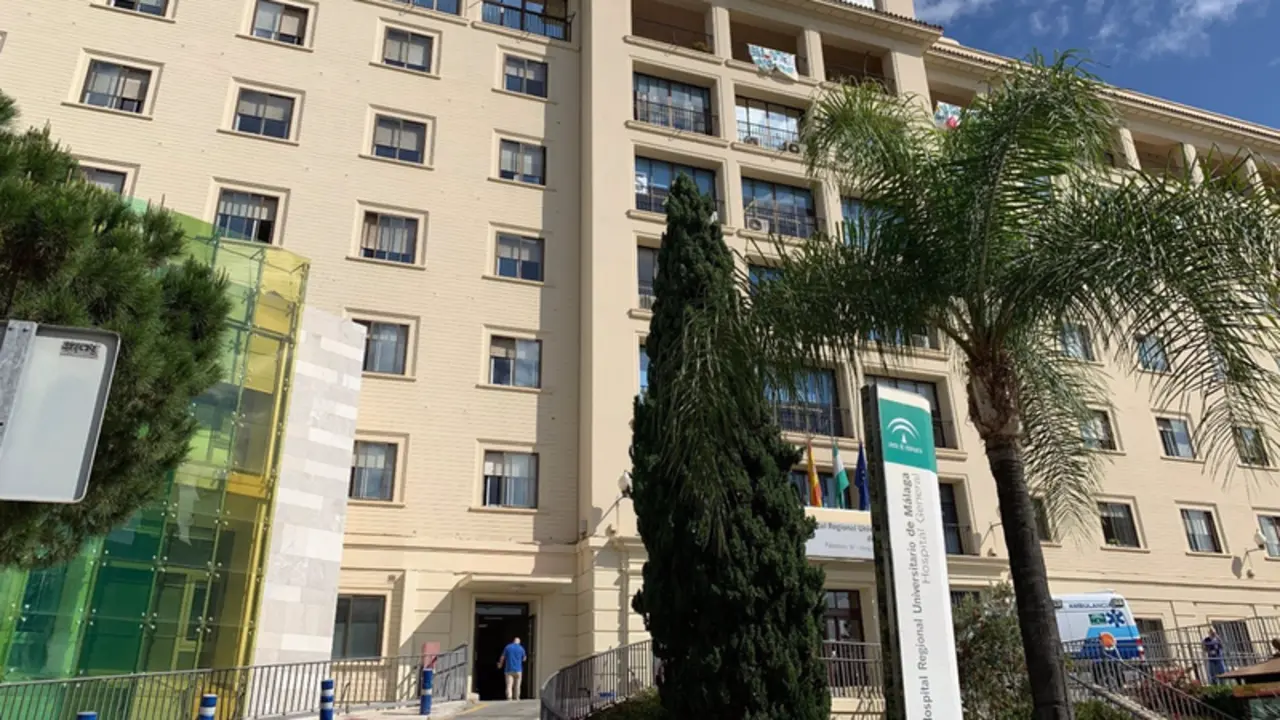 <p> Archivo - Fachada del Hospital Regional de M&aacute;laga - JUNTA DE ANDALUC&Iacute;A - Archivo </p>