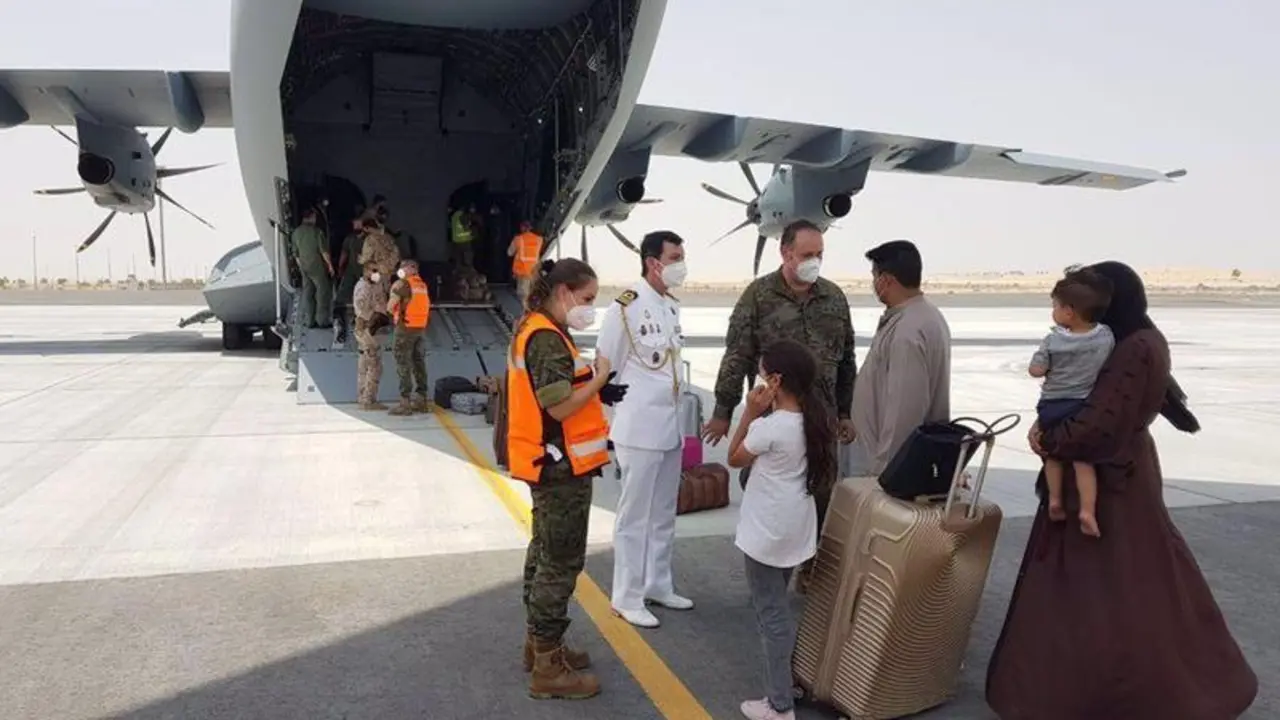 <p> Un grupo de personas a su llegada a Dubai tras haber sido repatriados de Afganist&aacute;n por el Gobierno espa&ntilde;ol, a 20 de agosto de 2021, en Dubai, (Emiratos &Aacute;rabes Unidos). - Ministerio de Defensa </p>