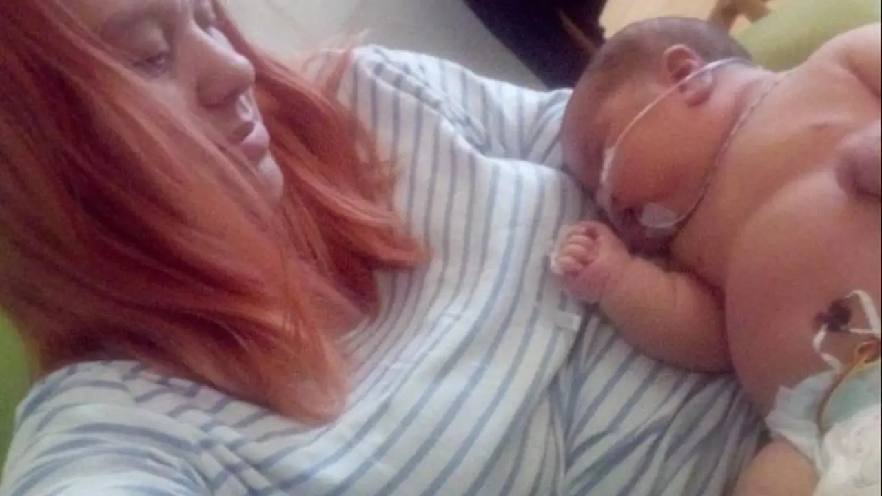 <p> La madre con su beb&eacute; reci&eacute;n nacido </p>