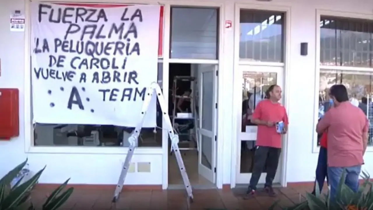 <p> Pancarta en apoyo a la Peluquer&iacute;a de Caroli </p>