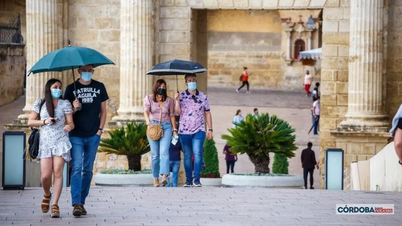 <p> Parejas pasean con paraguas, lluvia. | Jos&eacute; Le&oacute;n. </p>