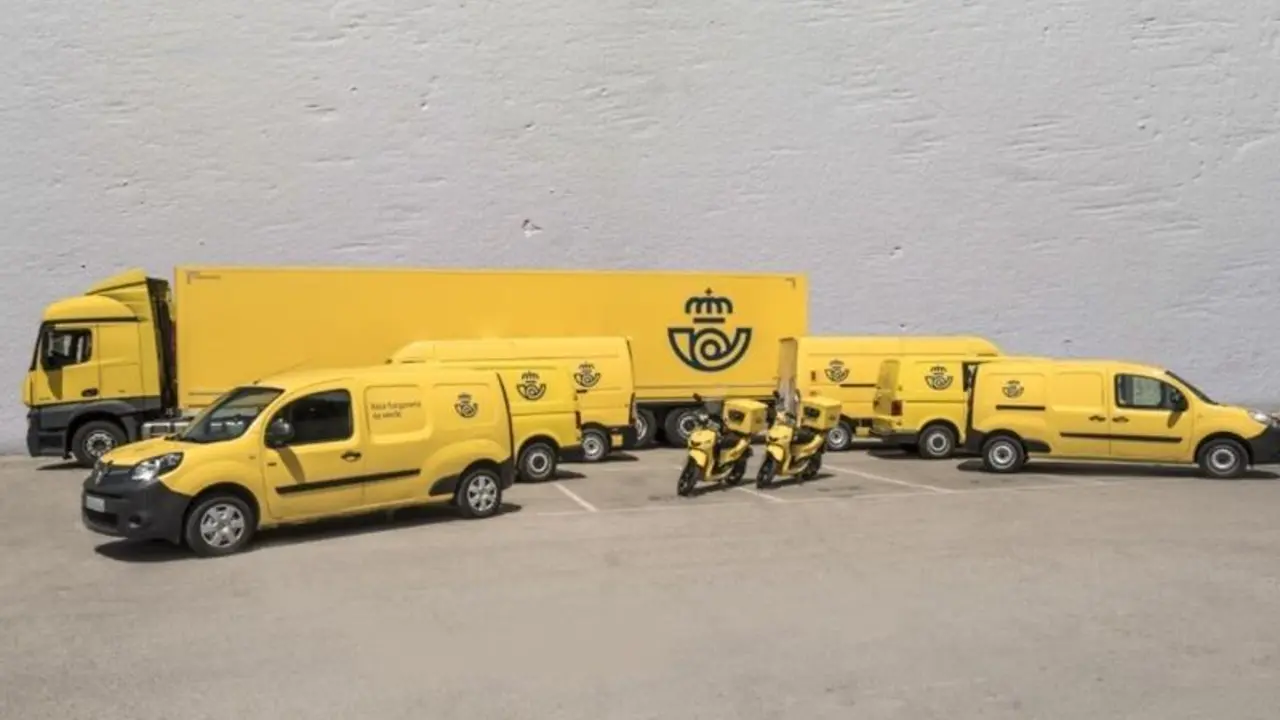 <p> Estos son varios de los nuevos veh&iacute;culos ECO que ahora usa Correos. </p>