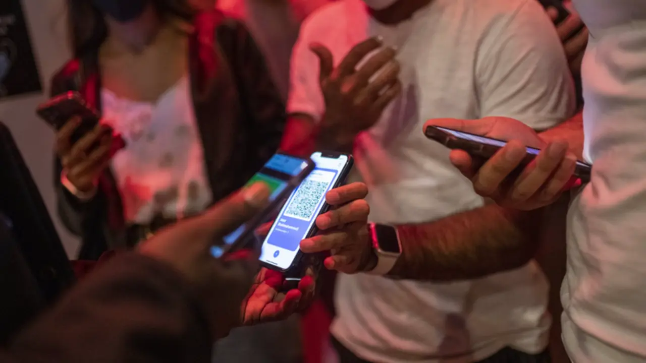 <p> Una persona muestra un c&oacute;digo QR para entrar a un local de ocio nocturno la misma noche en que entra en vigor la reapertura en interiores a medianoche, a 8 de octubre de 2021, en Barcelona, Catalu&ntilde;a (Espa&ntilde;a). - Lorena Sop&ecirc;na - Europa Press </p>