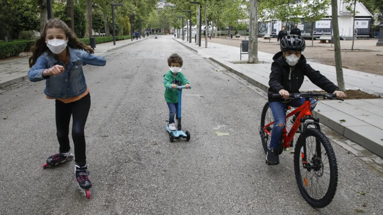 <p> Archivo - Tres ni&ntilde;os practican deporte al aire libre protegidos con mascarillas, el primer d&iacute;a en el que los menores de 14 a&ntilde;os pueden salir. En Granada (Andaluc&iacute;a ,Espa&ntilde;a) a 26 de abril de 2020. - &Aacute;lex C&aacute;mara - Europa Press - Archivo </p>