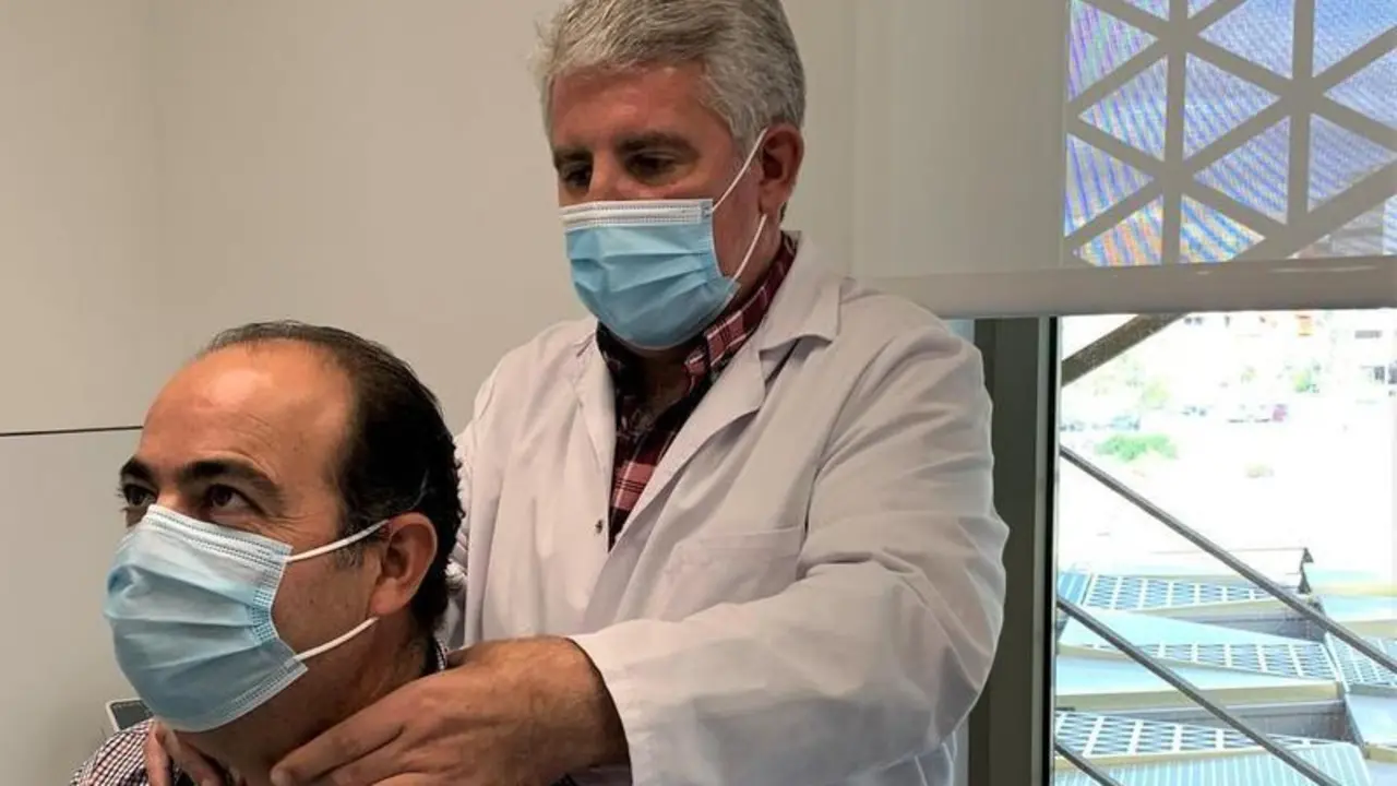 <p> El Dr. Palomares reconoce a un paciente en consulta </p>